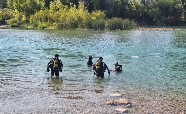 Antalya'da akıntıya kapılarak kaybolan genci arama çalışmaları sürüyor Antalya'da akıntıya kapılarak kaybolan genci arama çalışmaları sürüyor