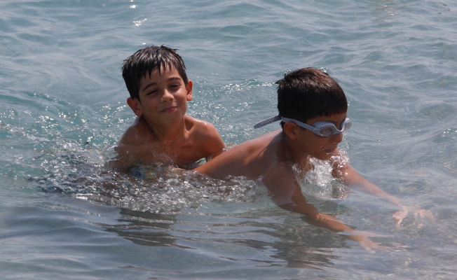 Antalya'da hava sıcaklığı 37, deniz suyu 32 derece oldu