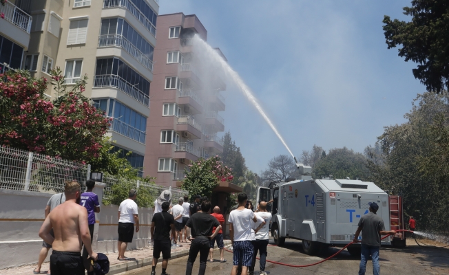 Antalya'da orman yangınında apartmanın 7. katına sıçrayan kıvılcıma TOMA müdahale etti Antalya'da orman yangınında apartmanın 7. katına sıçrayan kıvılcıma TOMA müdahale etti