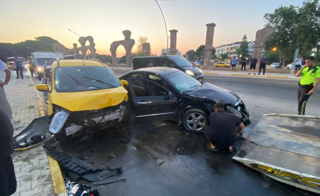Antalya'da ticari taksi ile otomobil çarpıştı: 5’i turist 7 yaralı Antalya'da ticari taksi ile otomobil çarpıştı: 5’i turist 7 yaralı