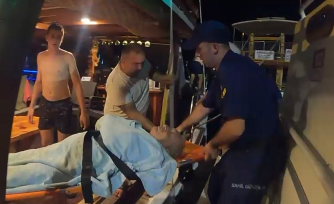 Araç yolu olmayan Kaleköy'de kalp krizi geçiren vatandaşa sahil güvenlik ekipleri yetişti