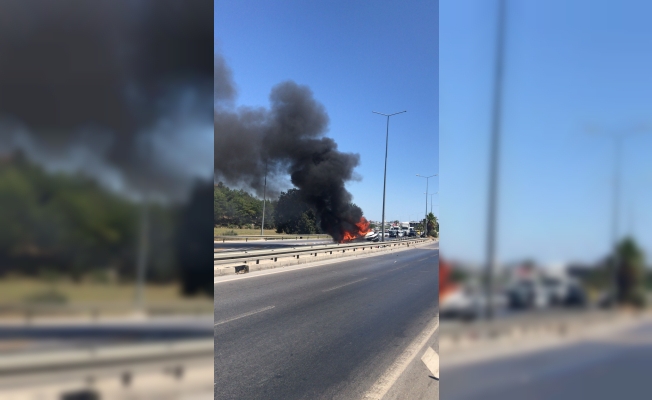 Bariyerlere çarpıp alev aldı! Bariyerlere çarpıp alev aldı!