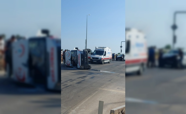 Hasta taşıyan ambulans kaza yaptı