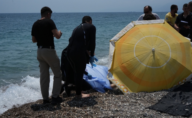  Konyaaltı Sahili'nde vücudunda kesikler bulunan erkek cesedi bulundu