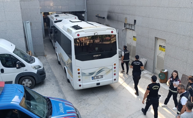 Manavgat Belediyesi'ndeki rüşvet, irtikap ve zimmet operasyonunda şüpheliler adliyeye sevk edildi Manavgat Belediyesi'ndeki rüşvet, irtikap ve zimmet operasyonunda şüpheliler adliyeye sevk edildi