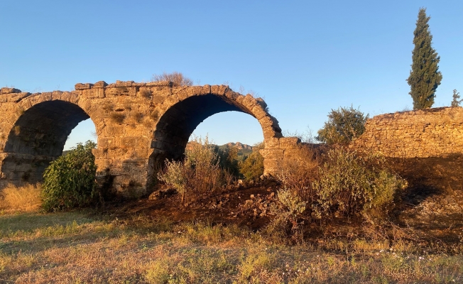 Tarihi Aspendos Su Kemerleri yakınında çıkan yangın korkuttu Tarihi Aspendos Su Kemerleri yakınında çıkan yangın korkuttu
