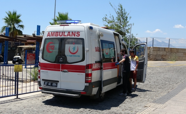 Tekne turunda yaralanan turistin yardımına deniz polisi yetişti Tekne turunda yaralanan turistin yardımına deniz polisi yetişti