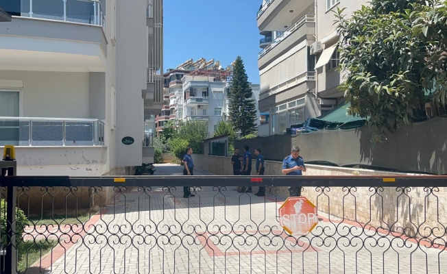 Alanya'da klima takarken dengesini kaybeden kişi 6. kattan zemine düştü