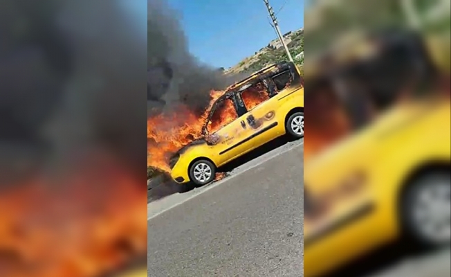 Alanya'da seyir halindeki Fiat otomobil alev aldı