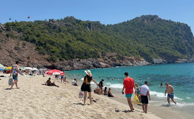Alanya'da sıcak hava sebebiyle yerli ve yabancı turistler plajları doldurdu