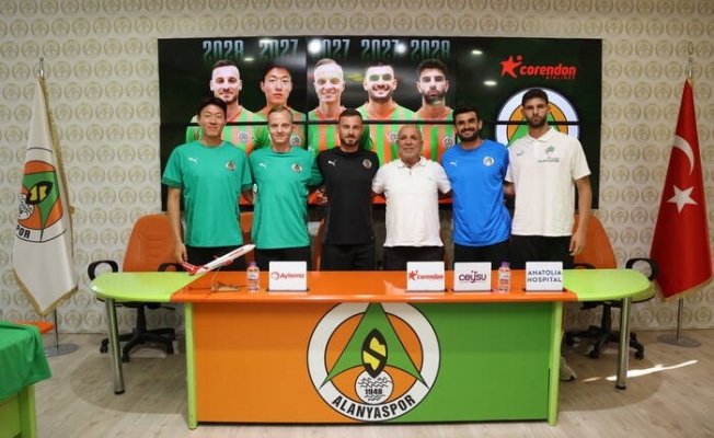 Alanyaspor, sözleşmesini uzattığı oyuncular için imza töreni düzenledi Alanyaspor, sözleşmesini uzattığı oyuncular için imza töreni düzenledi