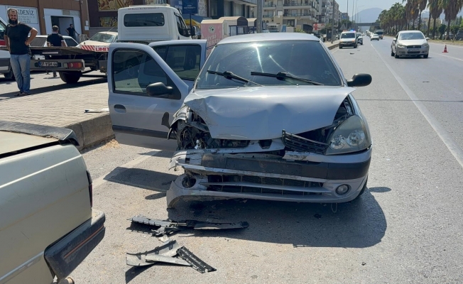 Antalya'da 3 otomobilin karıştığı kazada 2 kişi yaralandı Antalya'da 3 otomobilin karıştığı kazada 2 kişi yaralandı