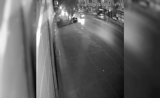 Antalya'da alkollü sürücü önce ağaca, sonra iş yerinin camına çarptı Antalya'da alkollü sürücü önce ağaca, sonra iş yerinin camına çarptı