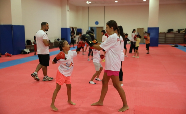 Antalya'da çocuklar yaz tatilini sporla geçiriyor