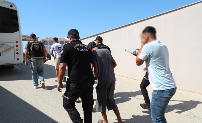 Antalya'da eş zamanlı düzenlenen operasyonda 80 aranan şahıs yakalandı Antalya'da eş zamanlı düzenlenen operasyonda 80 aranan şahıs yakalandı