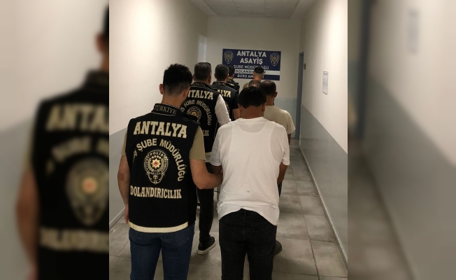 Antalya'da kendini devlet görevlisi olarak tanıtıp vurgun yaptılar! Antalya'da kendini devlet görevlisi olarak tanıtıp vurgun yaptılar!
