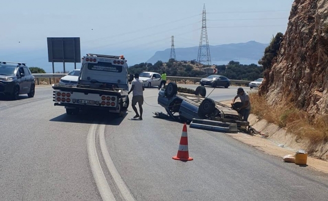 Antalya'da otomobil dağlık alana çarparak ters döndü: 2 yaralı Antalya'da otomobil dağlık alana çarparak ters döndü: 2 yaralı