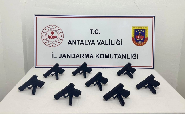 Antalya'da otomobilden 8 ruhsatsız tabanca çıktı