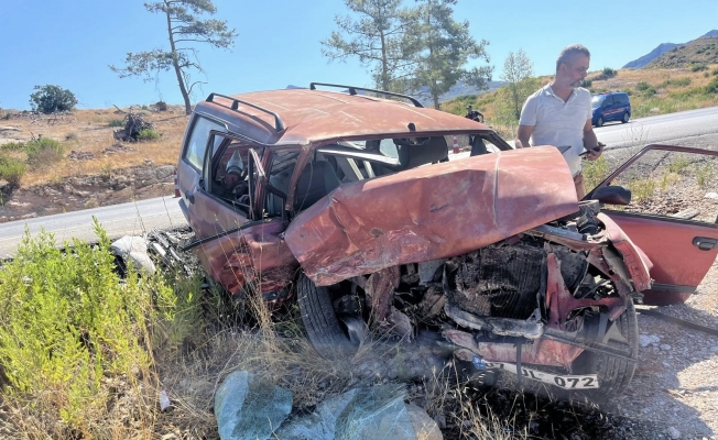Antalya'da otomobiller kafa kafaya çarpıştı Antalya'da otomobiller kafa kafaya çarpıştı