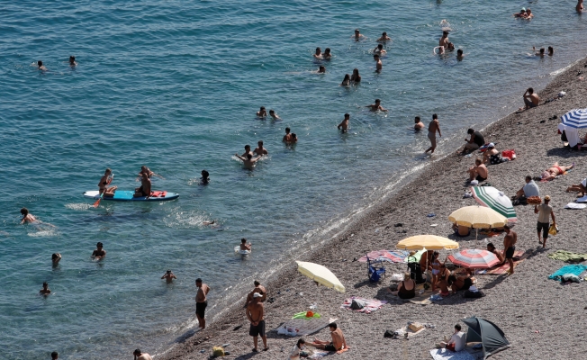 Antalya'nın deniz suyu sıcaklığı 33 dereceyle İstanbul ve Ankara'nın sıcak havasını geride bıraktı Antalya'nın deniz suyu sıcaklığı 33 dereceyle İstanbul ve Ankara'nın sıcak havasını geride bıraktı