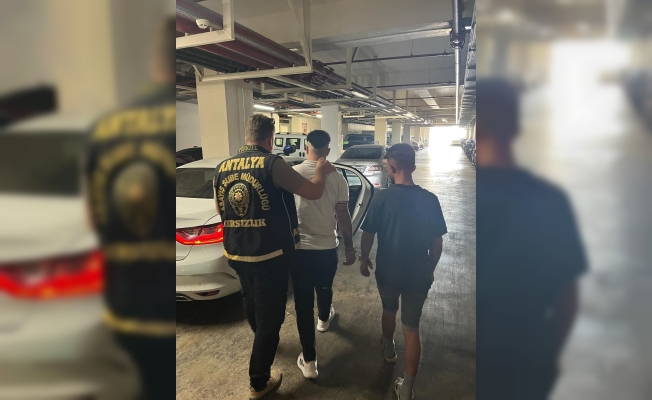 Antalya’da 25 hırsızlık olayının 15’i aydınlatıldı, 32 şüpheli yakalandı Antalya’da 25 hırsızlık olayının 15’i aydınlatıldı, 32 şüpheli yakalandı