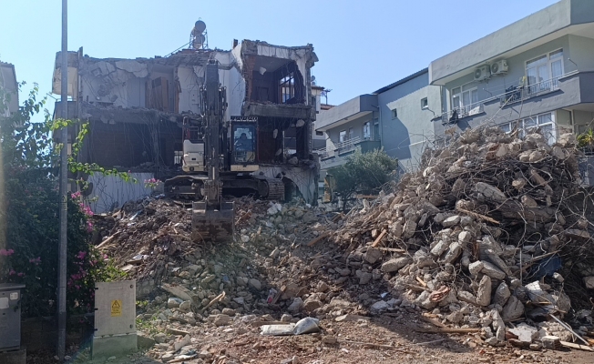 Arka sokaktaki yıkım evleri salladı!