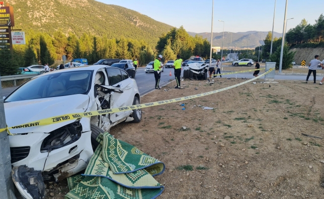 Burdur-Antalya karayolunda otomobiller çarpıştı, 1'i ağır 2 yaralı Burdur-Antalya karayolunda otomobiller çarpıştı, 1'i ağır 2 yaralı