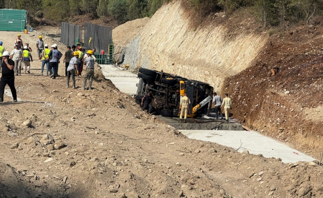 Devrilen vinçte yangın çıktı, ilk müdahaleyi orman ekipleri yaptı
