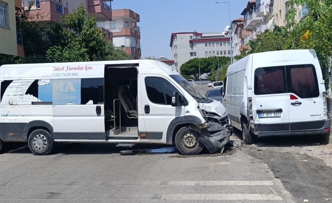 Hafif ticari araç servis minibüsüne çarptı: 4 yaralı