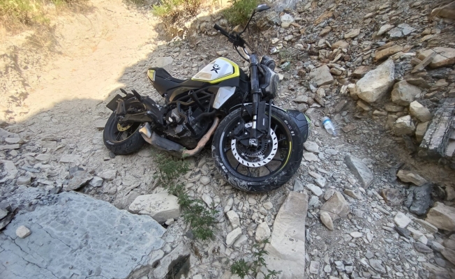 Hakimiyetini kaybeden motosiklet sürücüsü şarampole uçtu