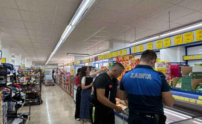 Kemer'de zabıta ekipleri marketlerde etiket ve hijyen denetimi yaptı Kemer'de zabıta ekipleri marketlerde etiket ve hijyen denetimi yaptı