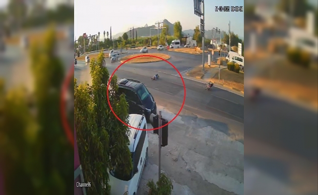 Kırmızı ışık ihlali yapan tur aracı motosiklete çarptı: 1 ölü
