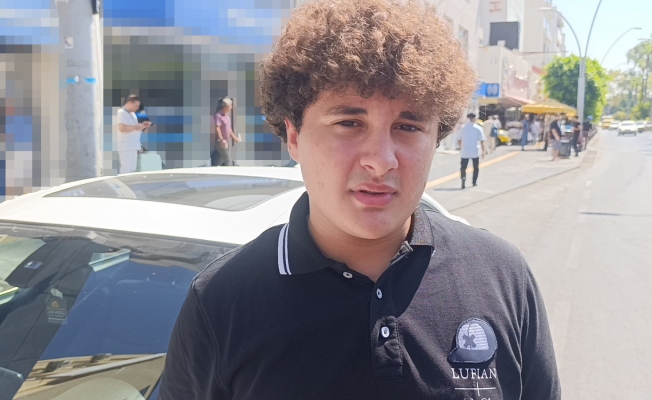 Kırmızı ışıkta bekleyen sürücünün önünü kesip saldırdılar, o anlar güvenlik kamerasına yansıdı Kırmızı ışıkta bekleyen sürücünün önünü kesip saldırdılar, o anlar güvenlik kamerasına yansıdı