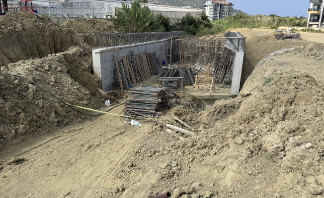 Köprü inşaatında düşen işçi ağır yaralandı Köprü inşaatında düşen işçi ağır yaralandı
