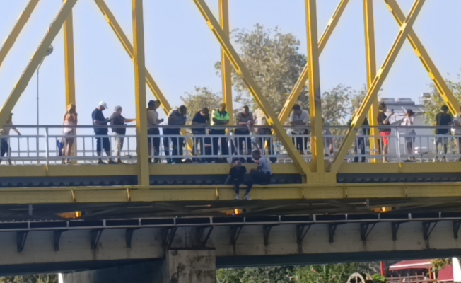Köprüye çıkan şahsı Özel Güvenlik görevlileri vazgeçirdi
