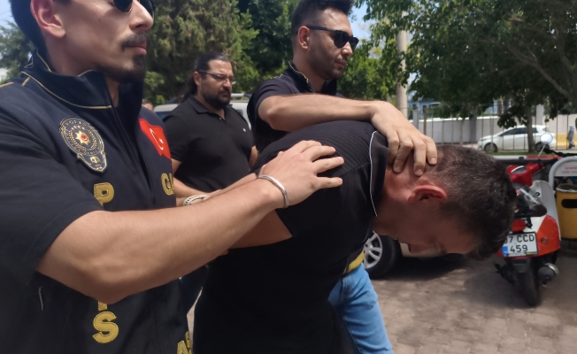 Kuyumcudan 18 bilezik gasbeden şüpheli: "Param bitti, ihtiyacım vardı" Kuyumcudan 18 bilezik gasbeden şüpheli: "Param bitti, ihtiyacım vardı"