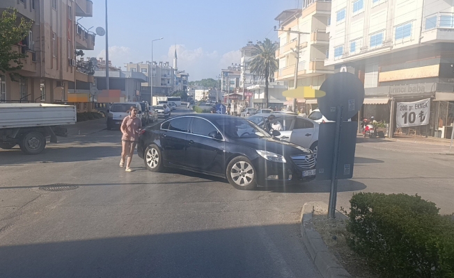 Manavgat'ta 15 dakika arayla aynı kavşakta iki kaza: 1 yaralı Manavgat'ta 15 dakika arayla aynı kavşakta iki kaza: 1 yaralı