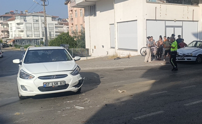 Manavgat’ta iki otomobil çarpıştı: 1 yaralı Manavgat’ta iki otomobil çarpıştı: 1 yaralı
