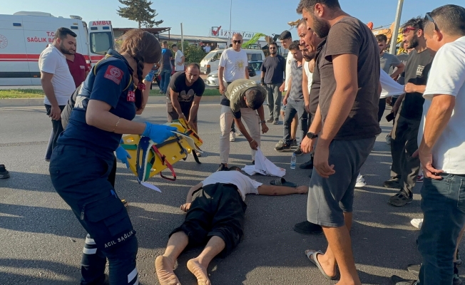 Otomobilin camına motosikletli düştü!