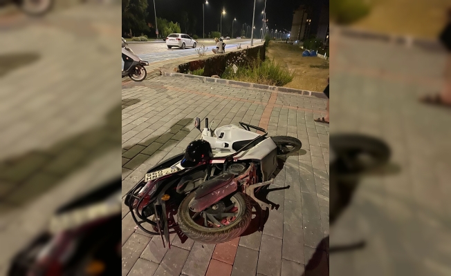Otomobille motosiklet çarpıştı: 1 yaralı Otomobille motosiklet çarpıştı: 1 yaralı