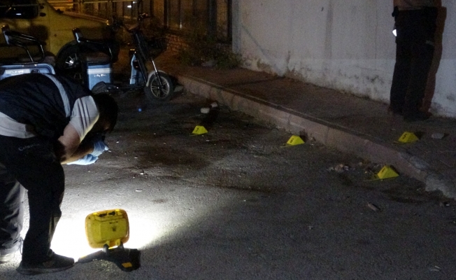 Oturduğu apartmanın girişinde silahlı saldırıya uğrayan şahıs yaralandı Oturduğu apartmanın girişinde silahlı saldırıya uğrayan şahıs yaralandı