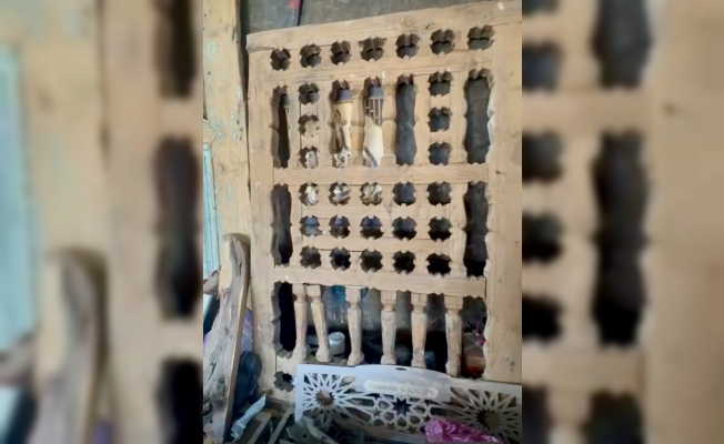 Restorasyon uzmanı 300 yıllık ahşap malzemelerin satışına kıyamadı