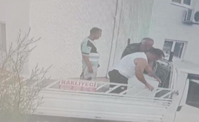 Uzaklaştırma kararına rağmen eve gelip 3,5 dakikada tüm eşyaları götürdü Uzaklaştırma kararına rağmen eve gelip 3,5 dakikada tüm eşyaları götürdü