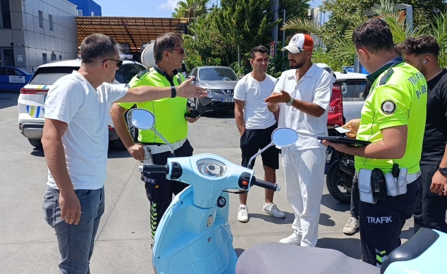 Yol kenarında kaza değil kask tartışması