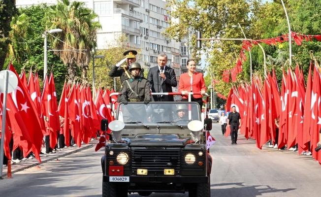 Zafer Bayramı törenine Antalya'da vatandaşlar ve turistler de eşlik etti Zafer Bayramı törenine Antalya'da vatandaşlar ve turistler de eşlik etti