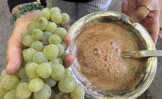 50 kiloluk kazanlarda 1 litre külle kaynatılıyor, kilosu 500 liradan satılıyor 50 kiloluk kazanlarda 1 litre külle kaynatılıyor, kilosu 500 liradan satılıyor