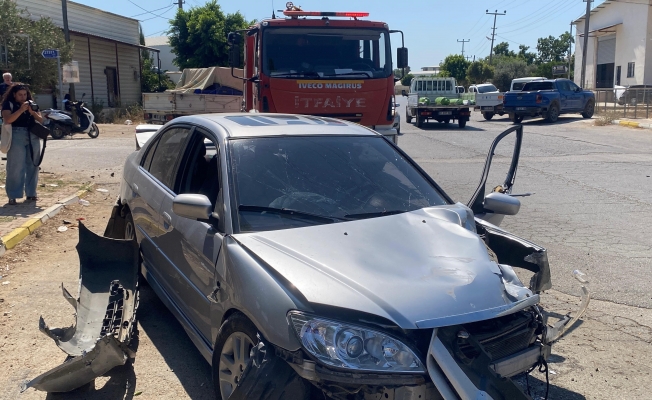 Aksu'da otomobil trafoya ve otobüs durağına çarptı: 1 yaralı