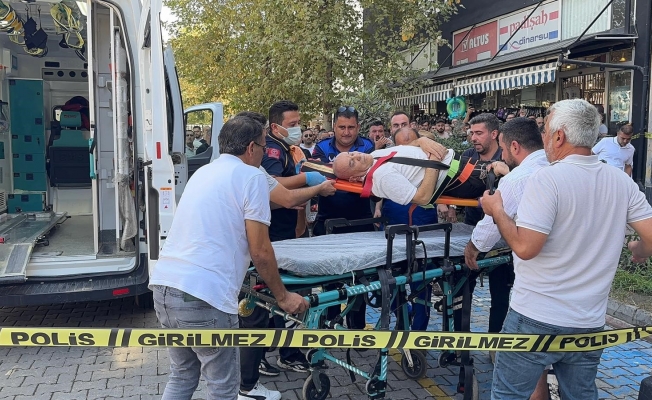 Antalya'da eşiyle birlikte yürüdüğü kaldırımda silahlı saldırıya uğradı!