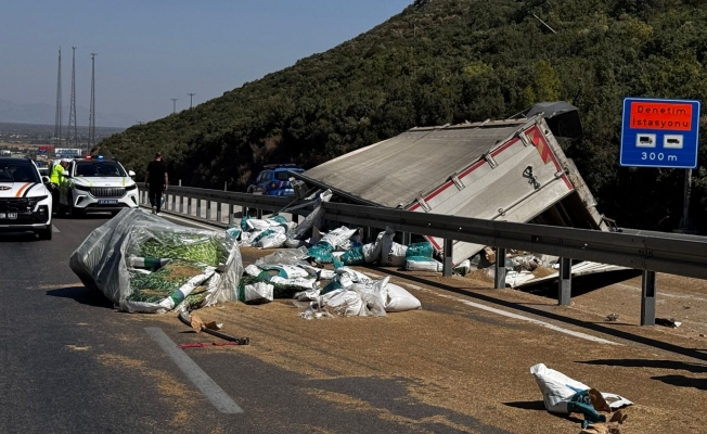 Antalya'da tır devrildi, ortalık savaş alanına döndü! Antalya'da tır devrildi, ortalık savaş alanına döndü!