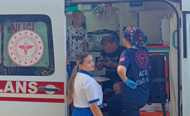 Hastanede para alınabileceğini duyunca yaralı oğluyla birlikte ambulanstan indi